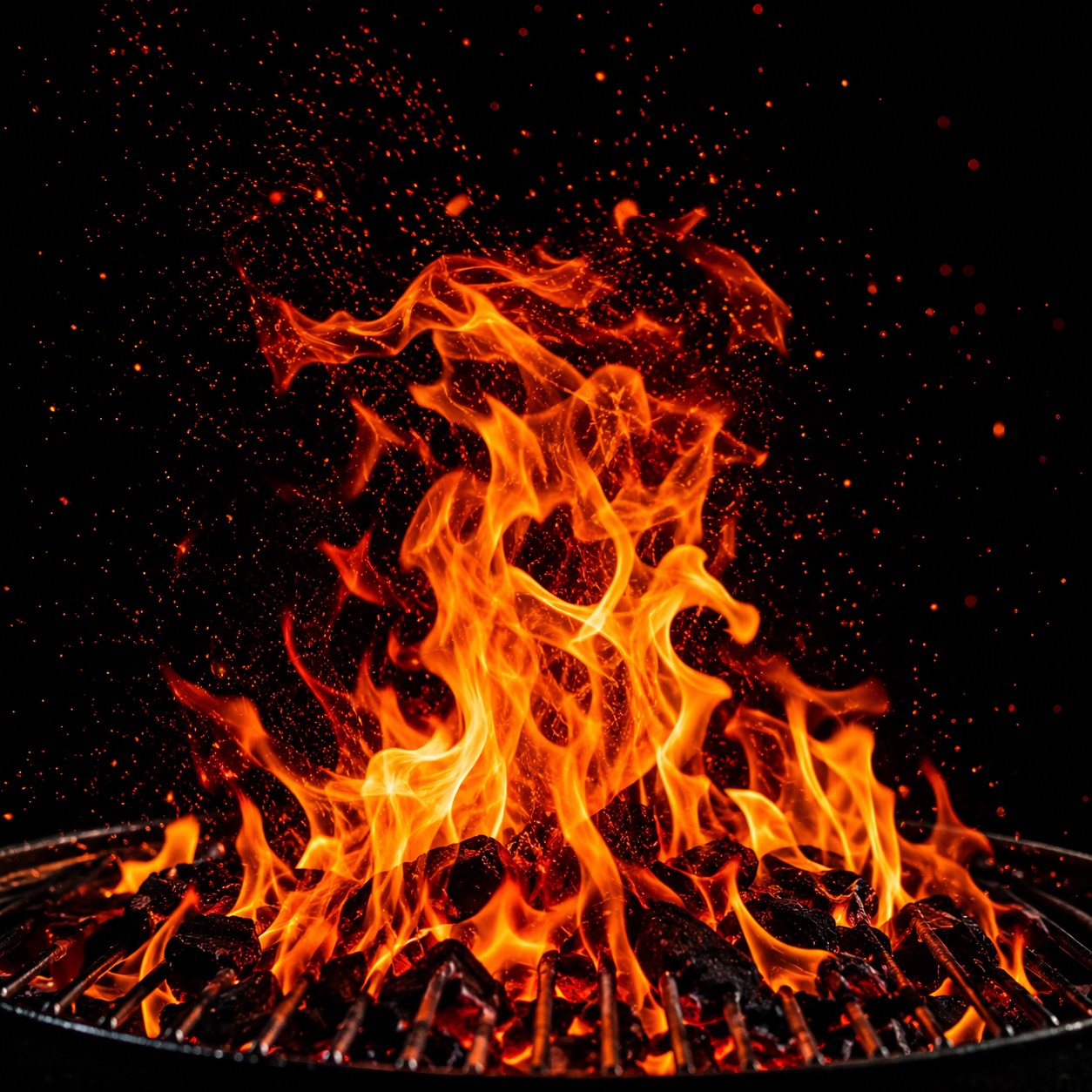 Flammen auf dem Holzkohlegrill